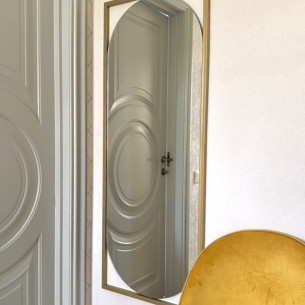 Дизайнерское настенное напольное зеркало Lustrous в металлической раме золотого цвета